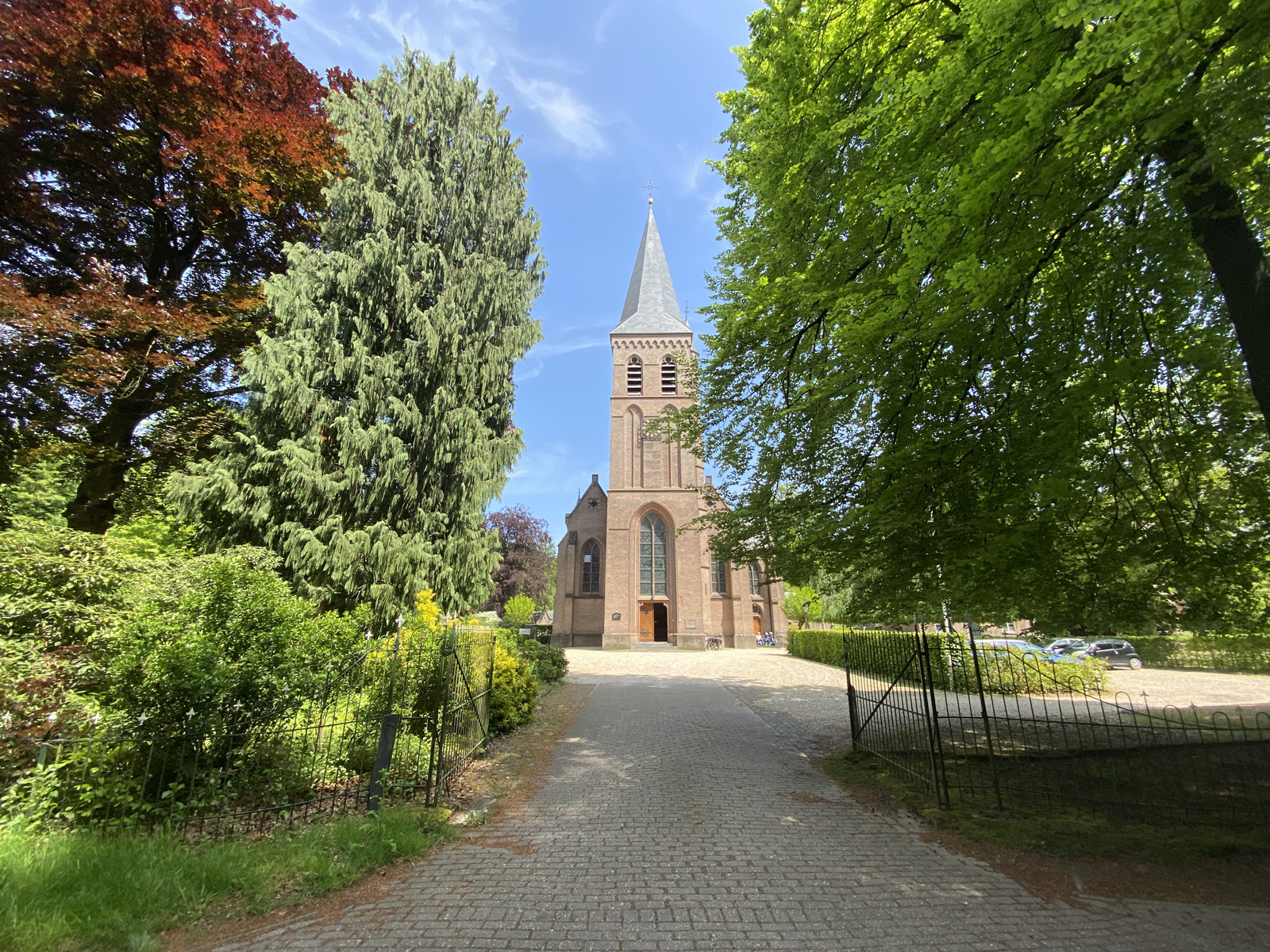 kerk tussen de bomen.