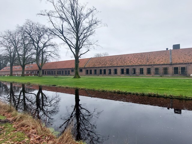 afbeelding van de buitenkant van het Gevangenismuseum Veenhuizen.