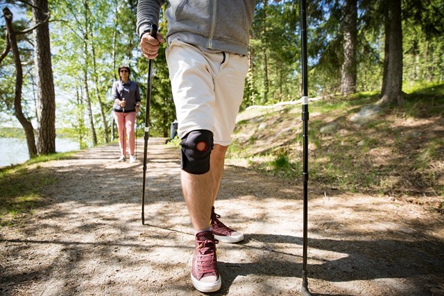 Wandelaar met kniebrace