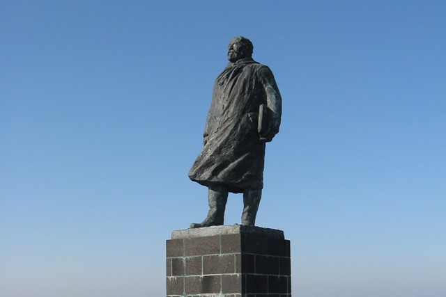 Standsbeeld van ingenieur Cornelis Lely op de Afsluitdijk.