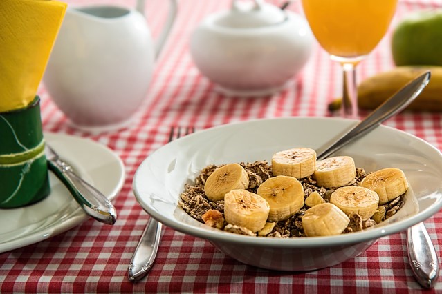 Bord met yoghurt muesli en banaan