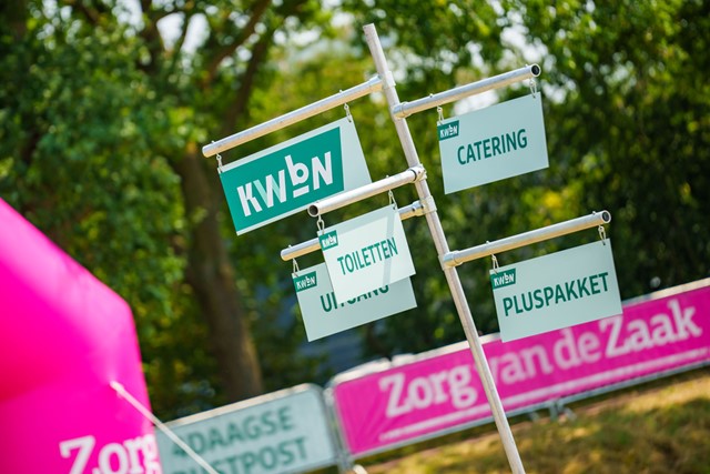 bordjes die de weg wijzen op de KWbN 4Daagse Rustpost