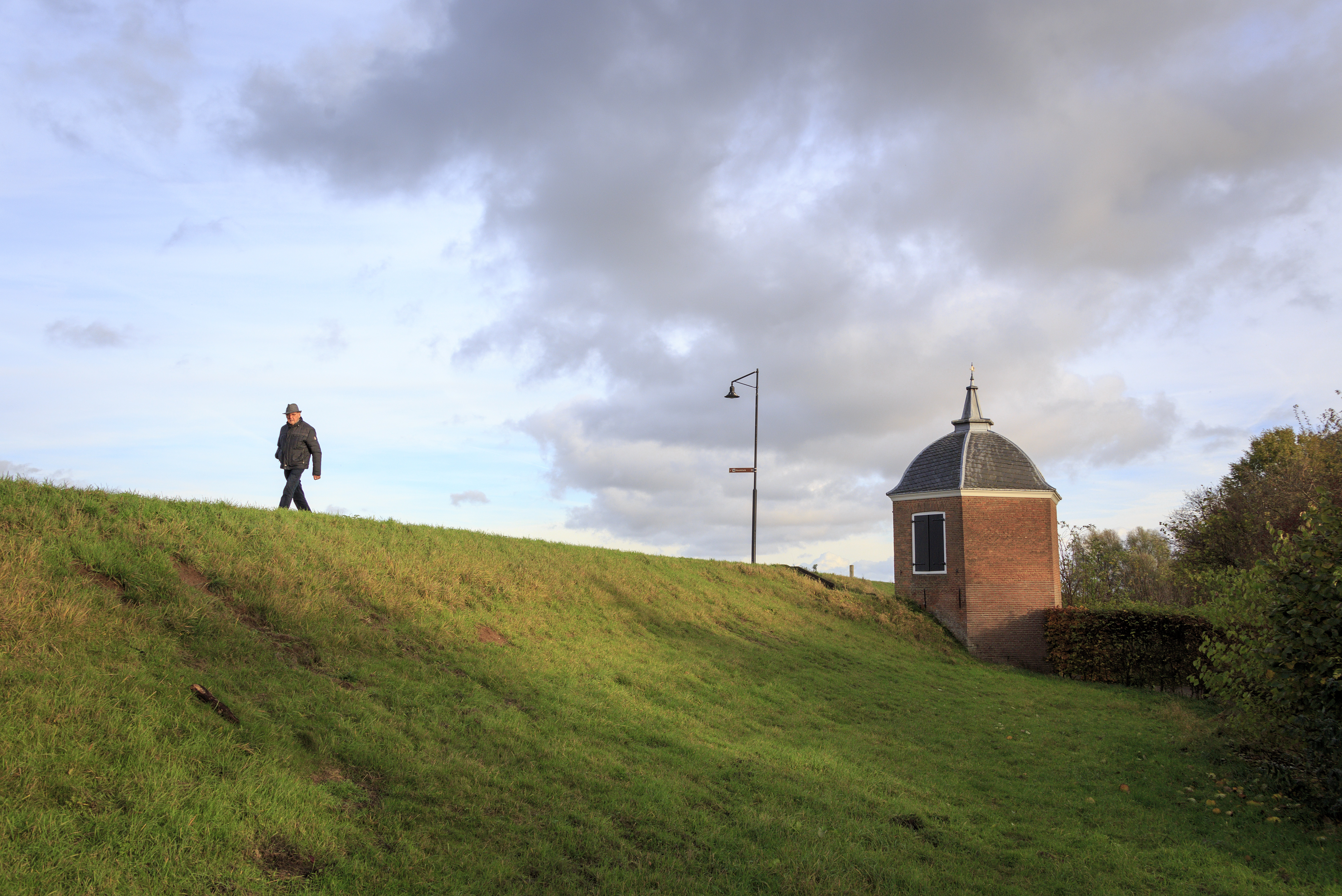 Man lopend op de dijk