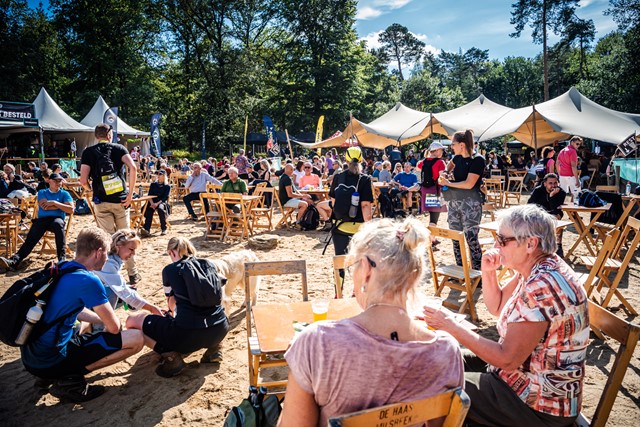 7 Een Drankje Op Het Finishfestival Van De Zevenheuvelenhike Foto © Zevenheuvelenhike