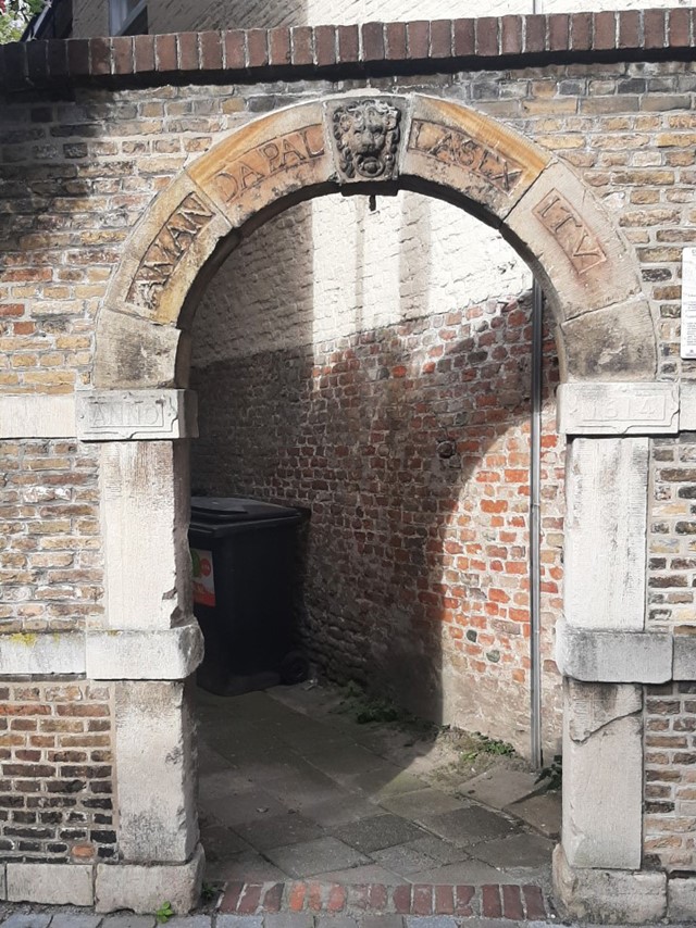 afbeelding van de poort op de Kreukelmarkt.