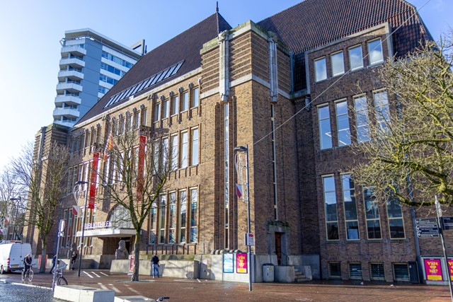 afbeelding van de buitenkant van de bibliotheek Neude, Utrecht.