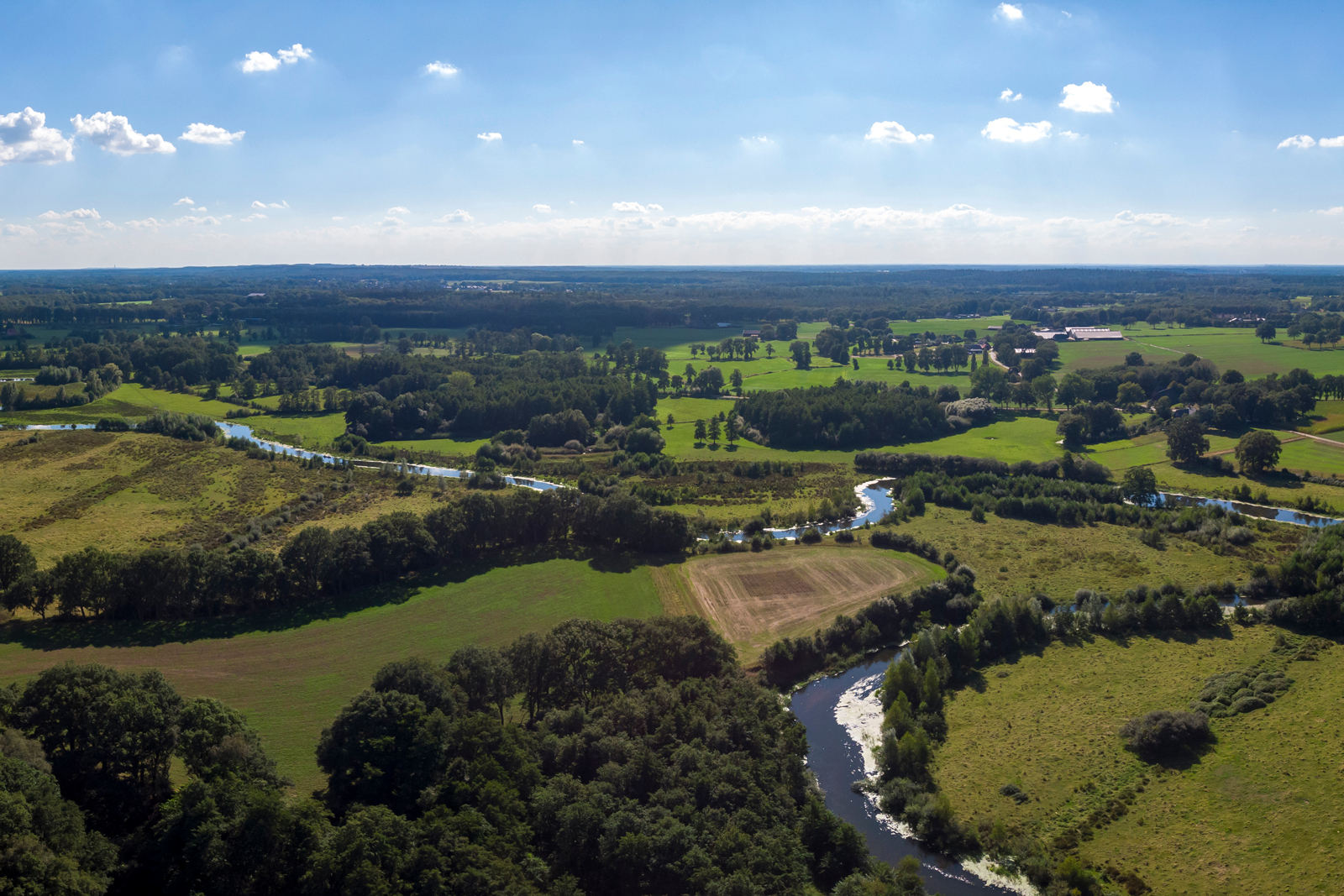 het groene landschap van het Reggedal in Twente vanuit de lucht.