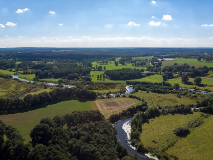 het groene landschap van het Reggedal in Twente vanuit de lucht.