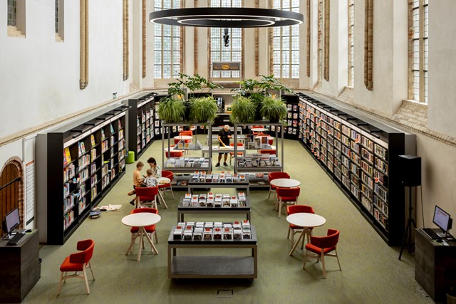afbeelding van een boekhandel in de kerk.