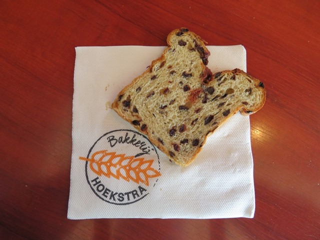 stukje krentenbrood van de warme bakker
