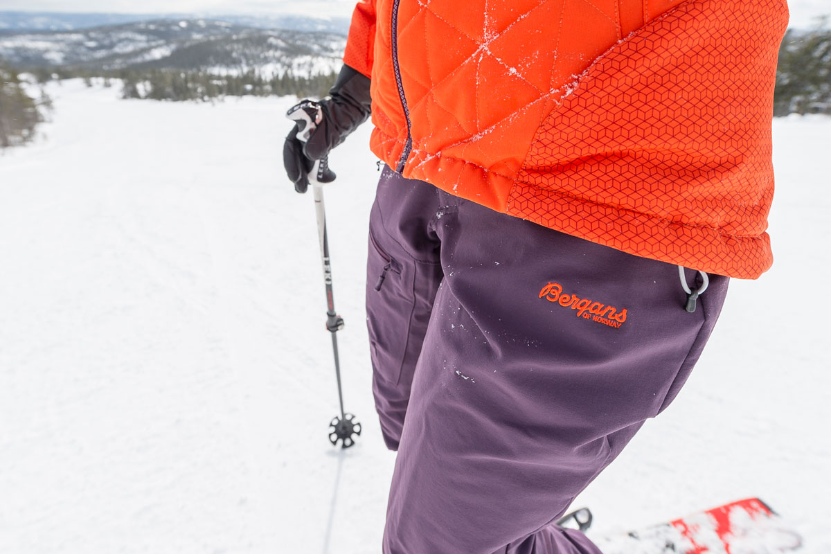 Een paarse softshell broek van Bergans