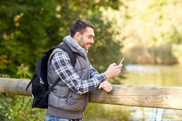Afbeelding van een wandelaar met een smartphone