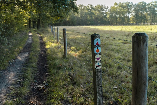 Markeringsbordjes van de route op een routepaaltje langs de route