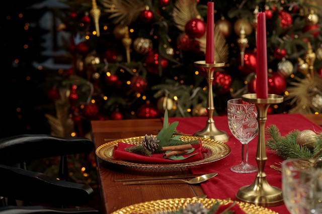 afbeelding van een mooi opgemaakte tafel met Kerst.