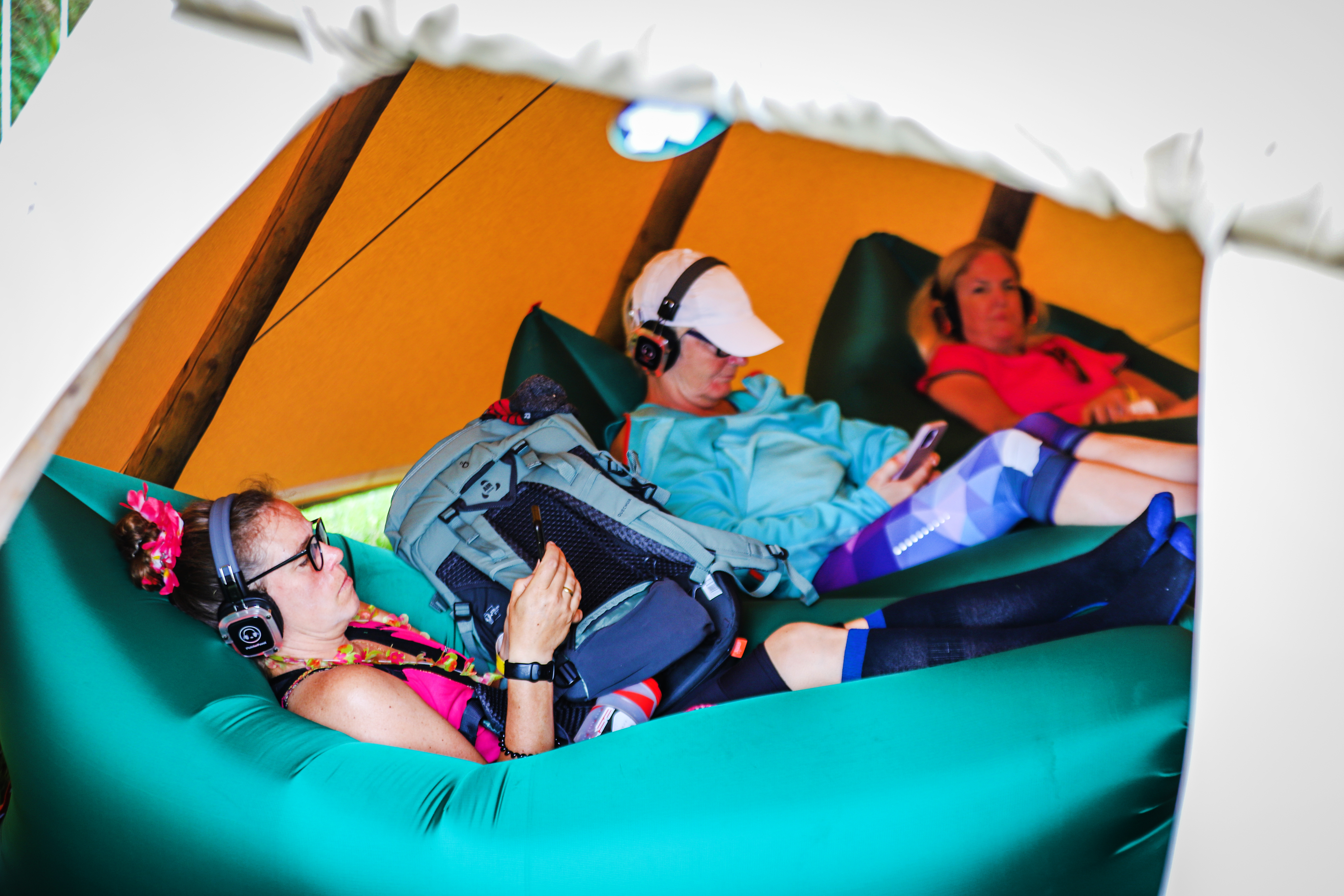 wandelaars op de KWbN Rustpost met gladiolen.