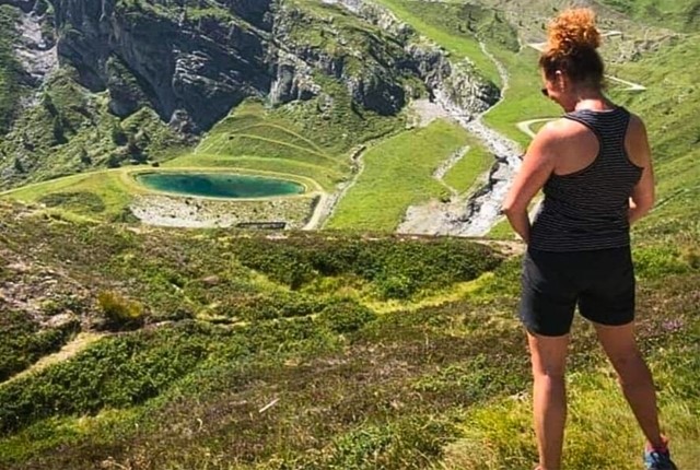 vrouw gebruikt plastuit tijdens wandeling in de natuur