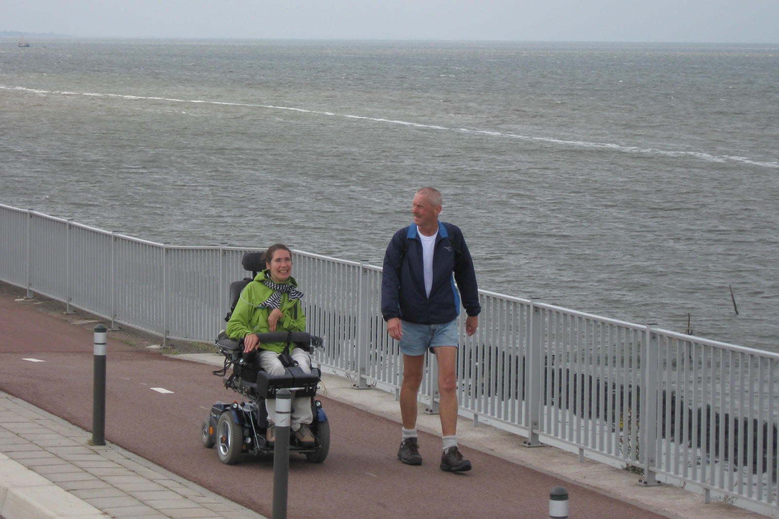 Johan Vellinga en een vrouw in een rolstoel op de Afsluitdijk.
