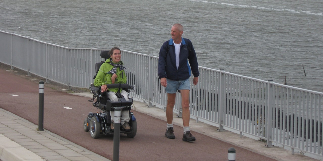 Johan Vellinga en een vrouw in een rolstoel op de Afsluitdijk.
