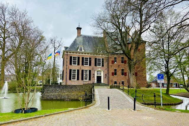 voorkant van kasteel Bemmel met een weg over het water.