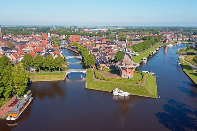afbeelding van Dokkum van bovenaf, met de molen in beeld.