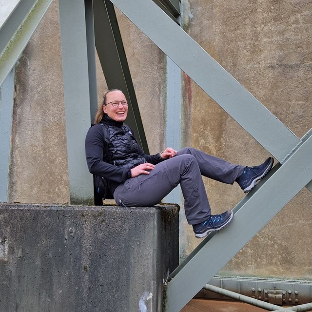 Voor Jou Getest LOWA INNOVO Ws GTX; Andrea zit op betonnen constructie