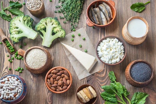 afbeelding van een tafel vol met producten die veel clacium bevatten.