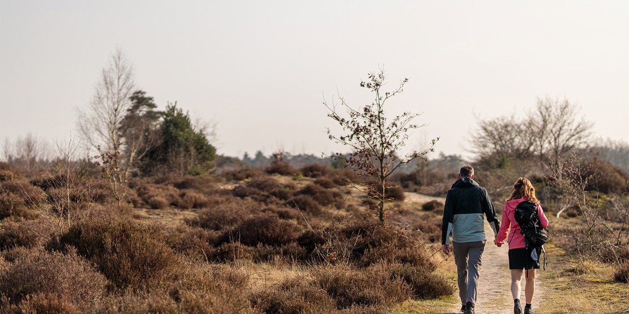 Twee personen wandelen in de natuur