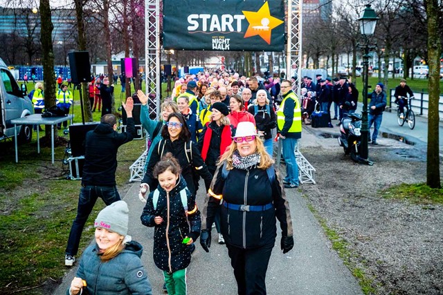 afbeelding van wandelaars, jong en oud, aan de start.