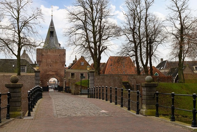 afbeelding van de entree van de oude vesting Elburg.