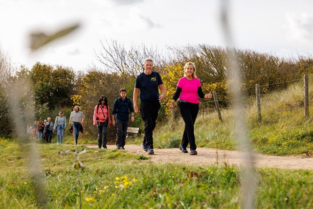 Wandelen door de duinen tijdens de Duin en Bollenvierdaagse