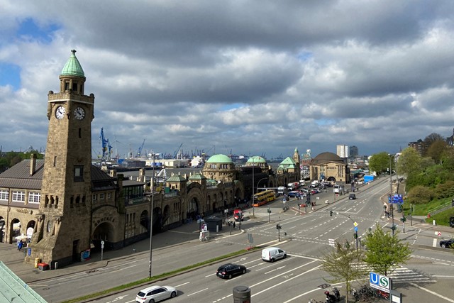uitzicht op historische gebouw en weg in Hamburg.