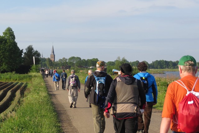 afbeelding van wandelaars tijdens de Kennedymars in Cuijk.