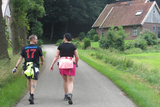 afbeelding van twee wandelaars tijdens de Kennedymars Tukker 80 in Hengelo.