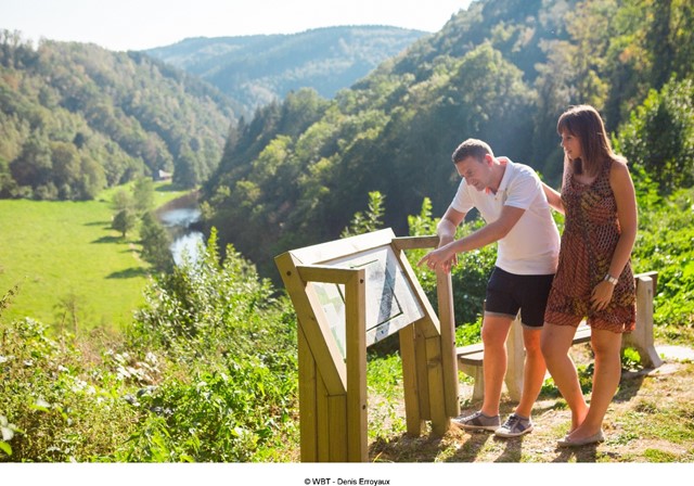 Wandelaars bekijken landschap kaart op een bord, © WBT - Denis Erryaux
