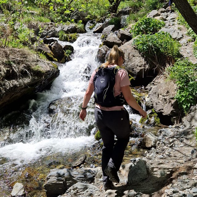 afbeelding van wandelaar in de Gveleti Falls