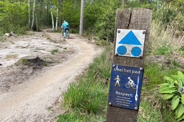 Bordjes en markeringen tijdens het wandelen; mountainbikeroute
