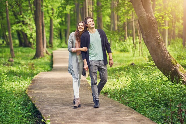 afbeelding van twee blije wandelaars in de natuur.