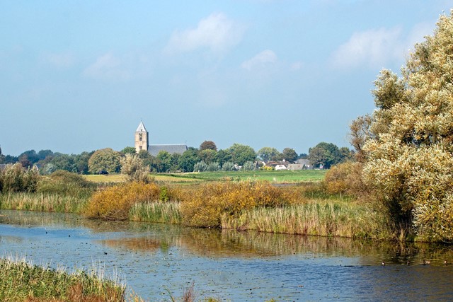 afbeelding van het dor[pje Zalk langs de IJssel, in de herfst.