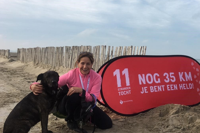 Sanne Wandelt Lang(E Afstanden) Met… Anja Vonk Tijdens 11Strandentocht