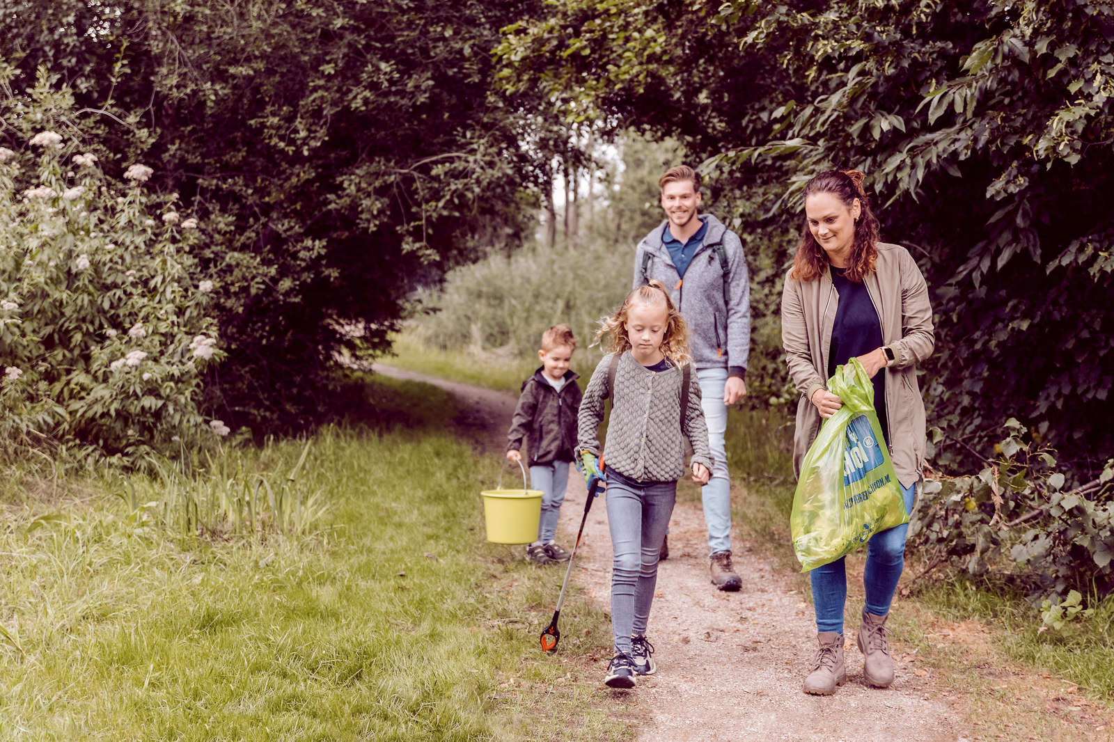 Samen plandelen tijdens de Eneco Clean-Up Walk.