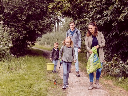 Samen plandelen tijdens de Eneco Clean-Up Walk.