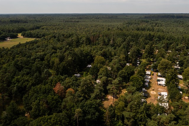 afbeelding van een drone-foto van RCN de Jagerstee, van kampeertenten o.a.