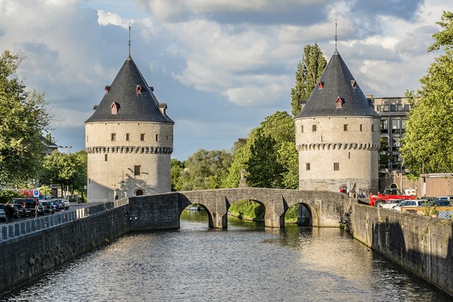 twee torens en een brug en kade aan het water in Kortrijk.