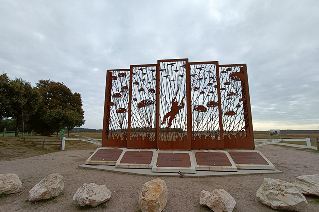 Wandelroute Ginkelse Heide Schaapskooiroute En Airborne Monument Vensters Op Het Verleden