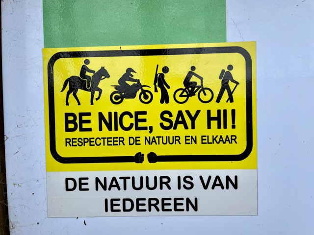 afbeelding van een bordje 'De natuur is van iedereen. Be nice, say hi.'