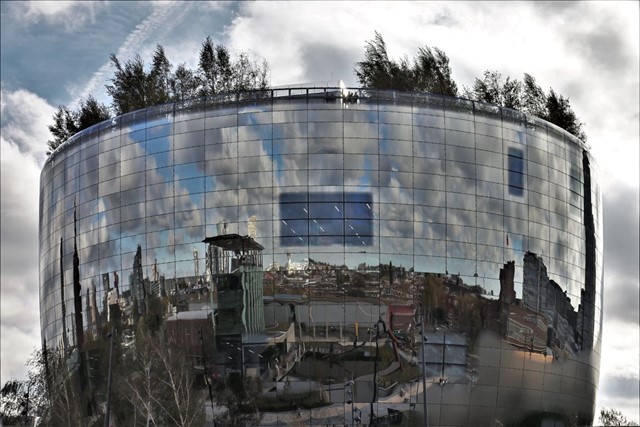 afbeelding van het Depot in Rotterdam, met spiegelramen.
