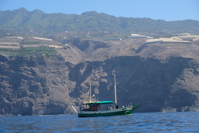 afbeelding van een schip en de rotskust van La Palma, vanaf de zee.