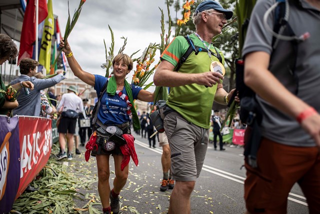 afbeelding van een wandelaar op de Via Gladiola die aangemoedigd wordt.
