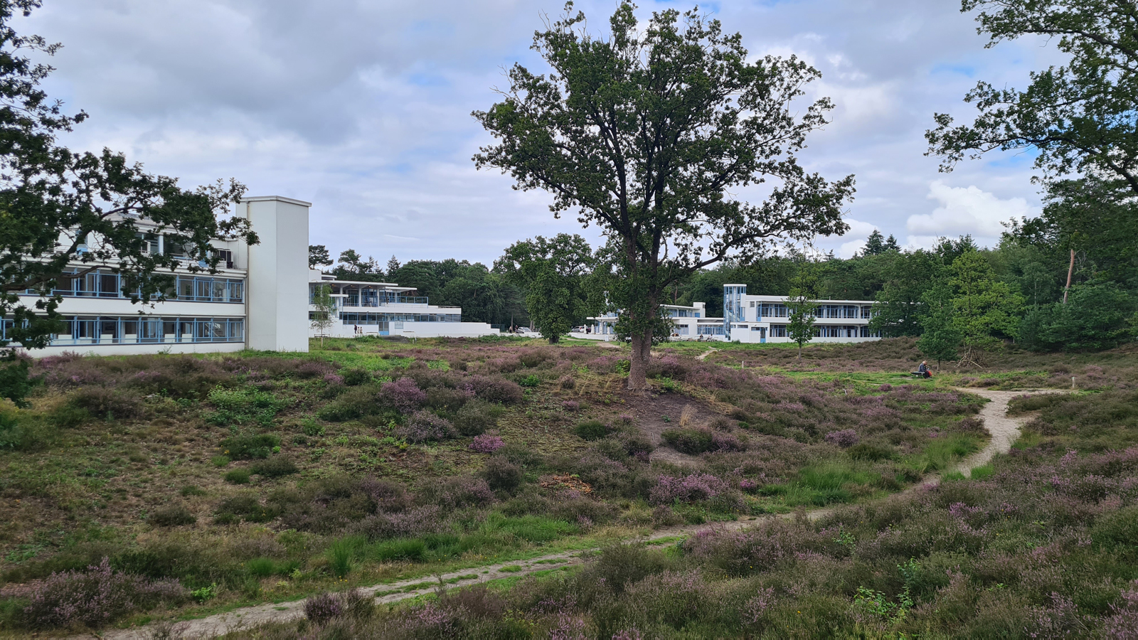het gebouw de Zonnestraal, gelegen in de heide.