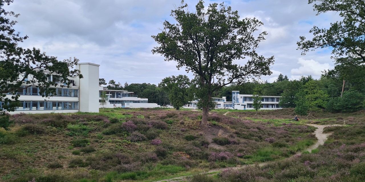 het gebouw de Zonnestraal, gelegen in de heide.